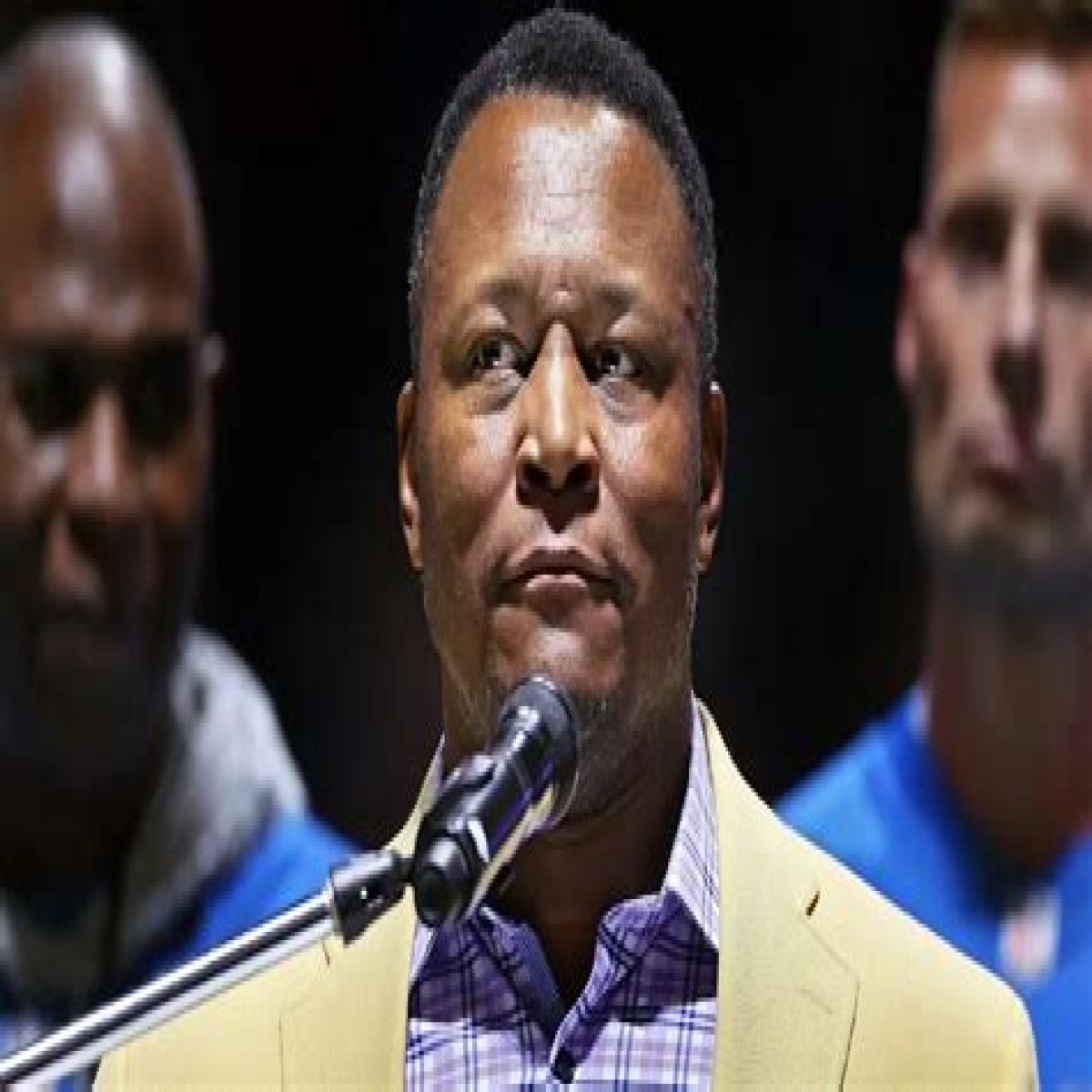 Barry Sanders Retired From the NFL After a Shocking Realization During a Game