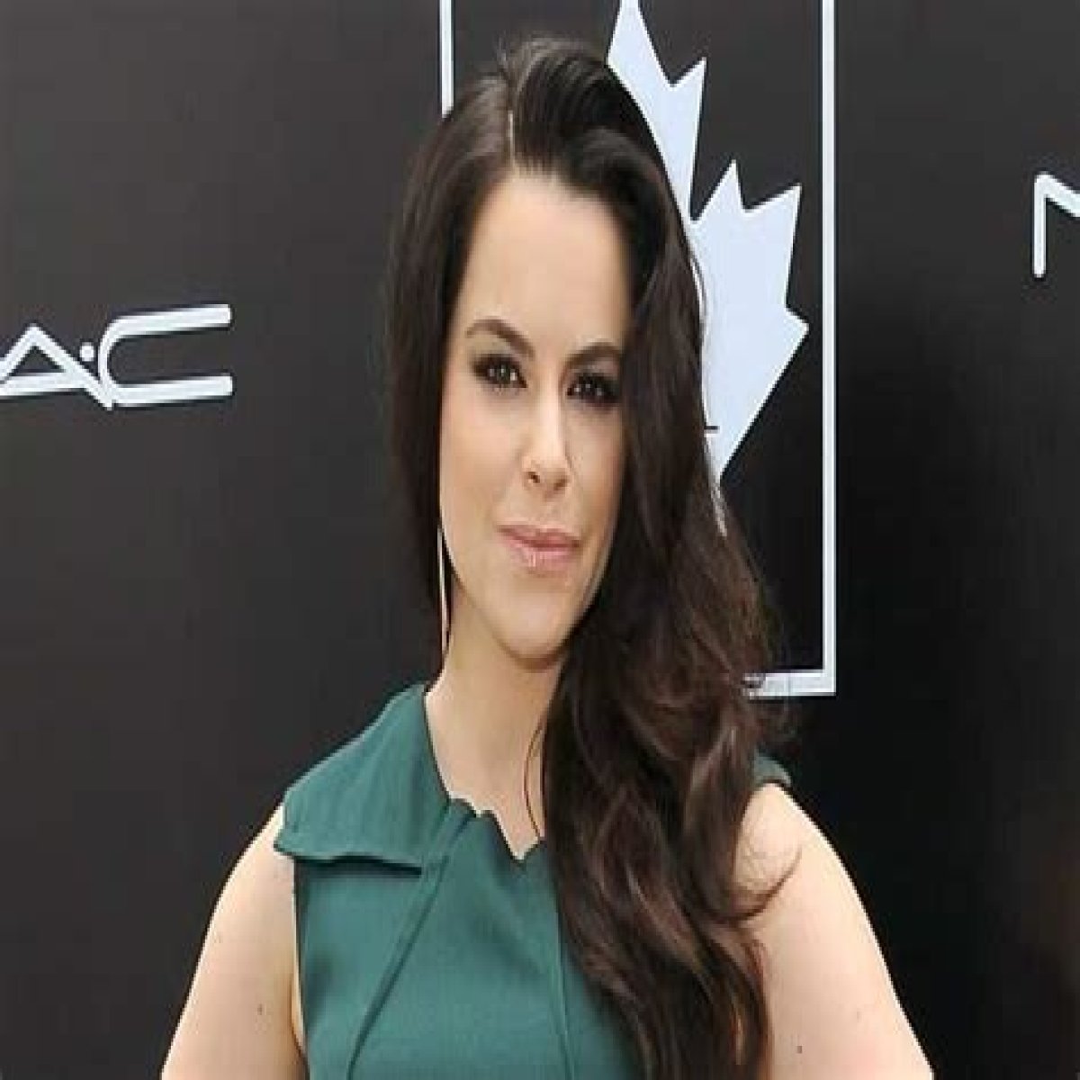 Emily Hampshire Bio, Age, Height, Career, Husband, Children, Net Worth