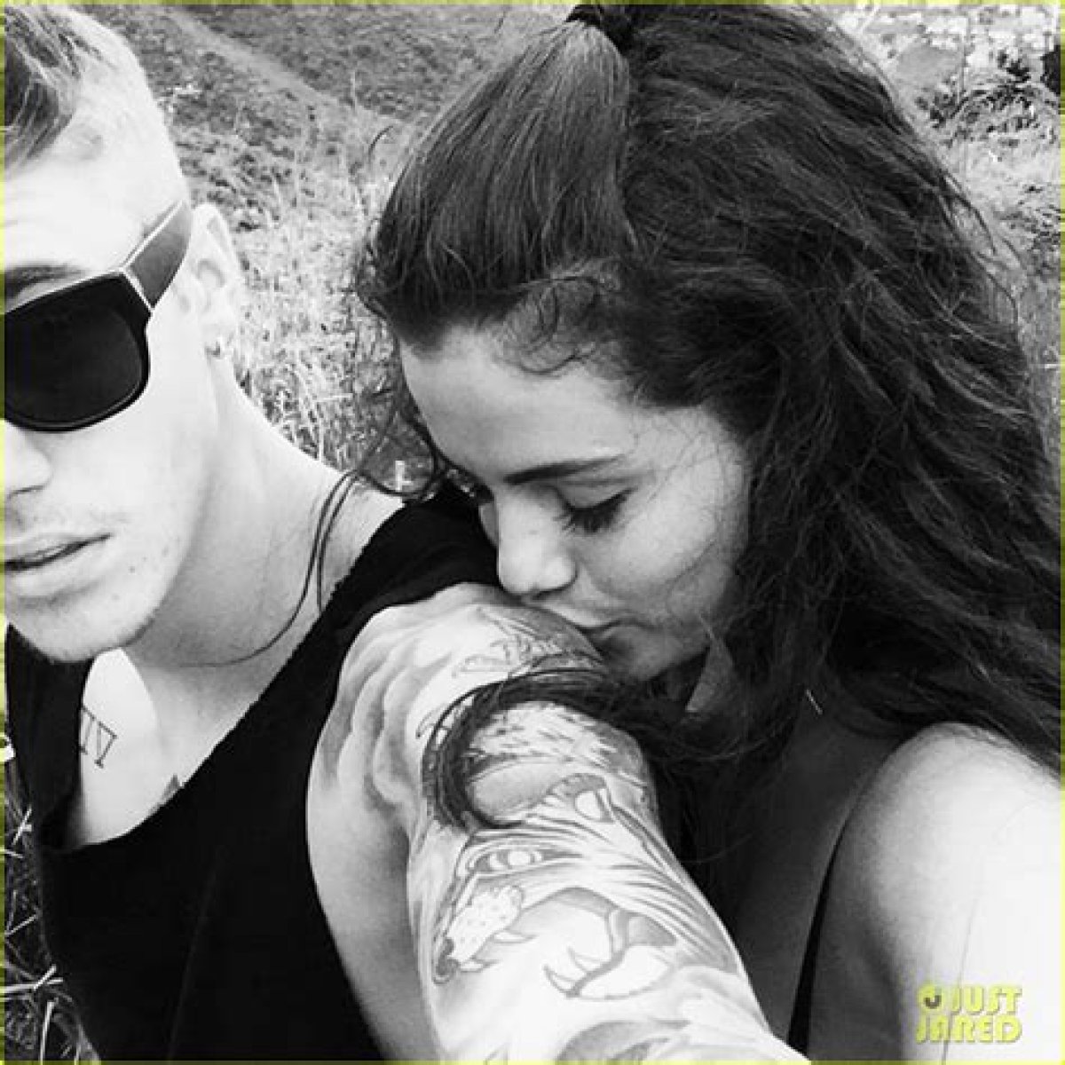Justin Bieber Posts Sexy Selena Gomez Picture – Says He Loves Her